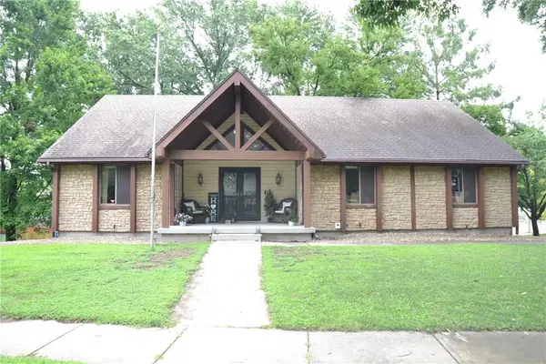 8001 N Lydia Avenue, Kansas City, MO 64118