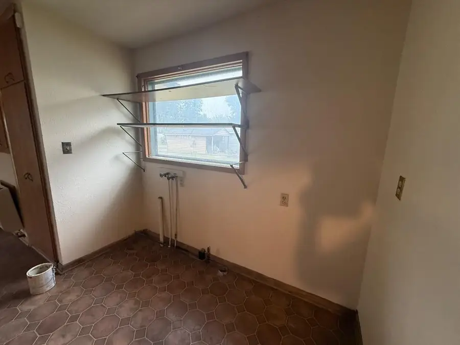 1012 W 4th Street, Coffeyville, KS 67337 - #3