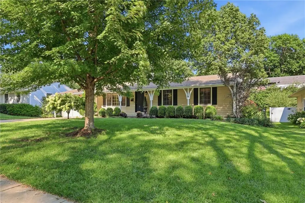 8705 Belleview Avenue, Kansas City, MO 64114 - #1