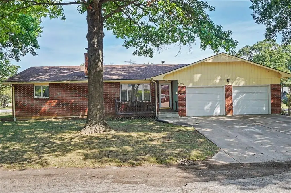 305 E Monroe Street, Garnett, KS 66032 - #1