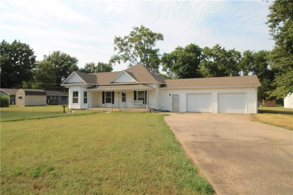 1005 E 4th Street, Altamont, KS 67330 - #1