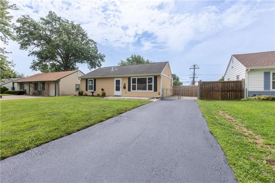 607 NE 66th Terrace, Kansas City, MO 64118 - #2