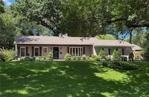 9704 Manor Road, Leawood, KS 66206