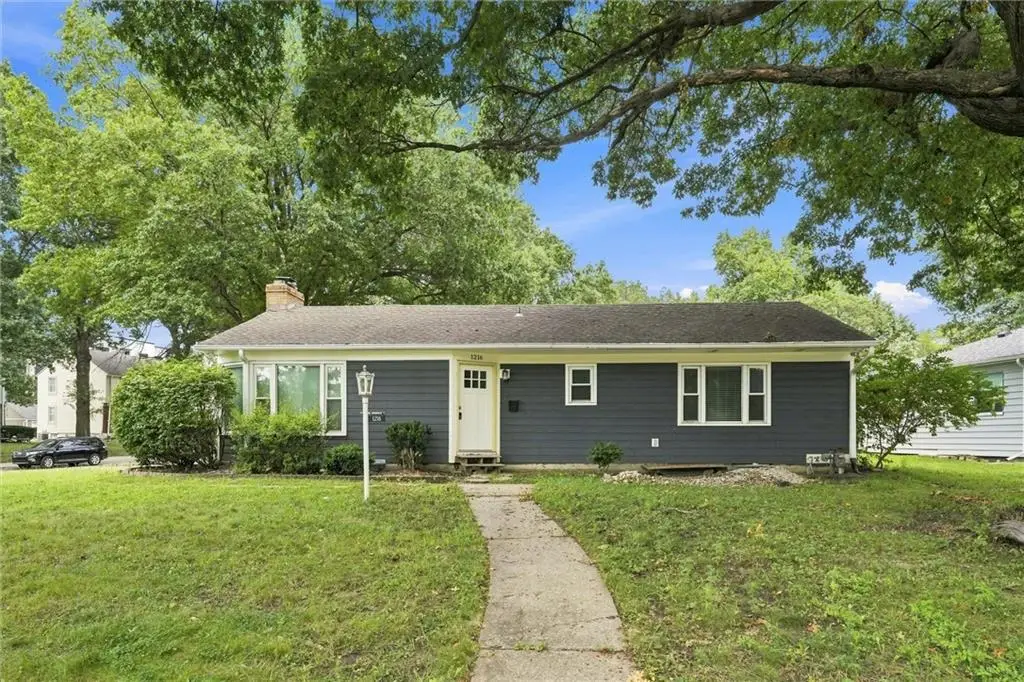 1216 Meadow Lake Parkway, Kansas City, MO 64114 - #1