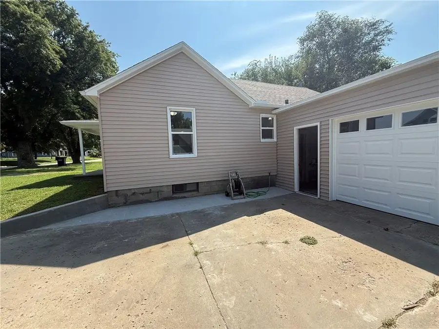 905 Miami Street, Hiawatha, KS 66434 - #3