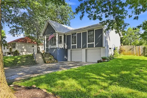 901 NW Valley Woods Drive, Grain Valley, MO 64029