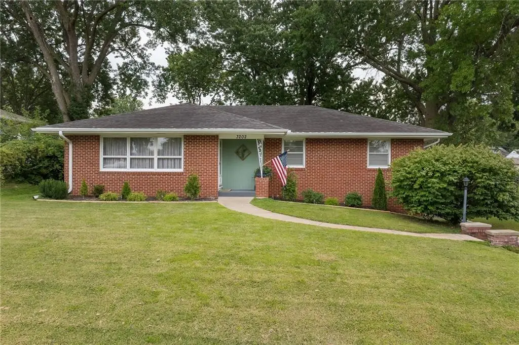 3202 Floral Avenue, Saint Joseph, MO 64506 - #1