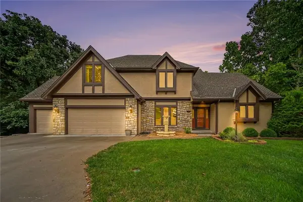 5525 N Oakdale Place, Parkville, MO 64152