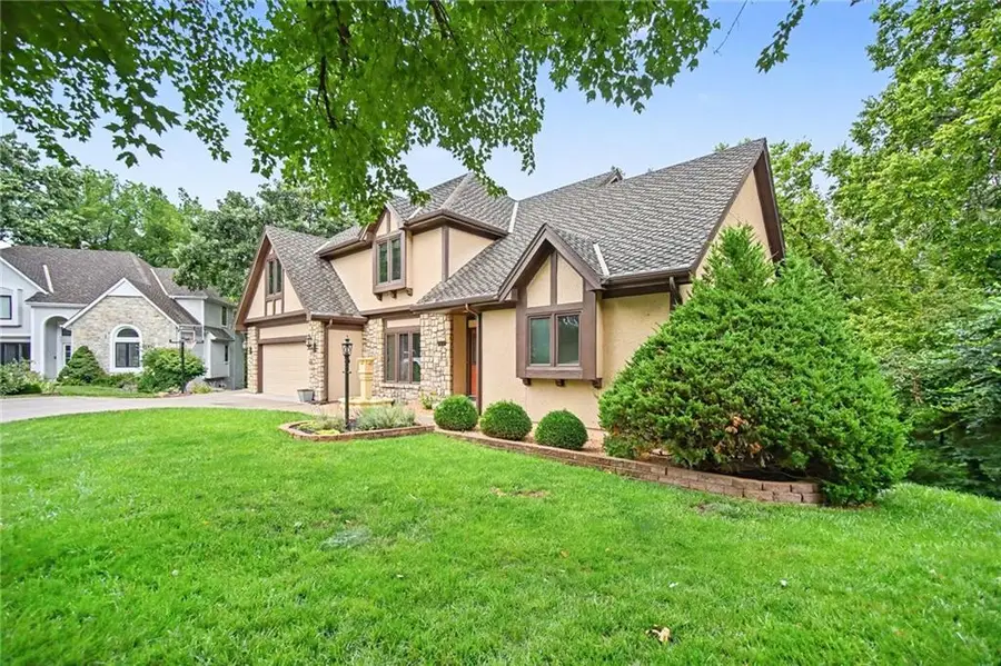 5525 N Oakdale Place, Parkville, MO 64152 - #2
