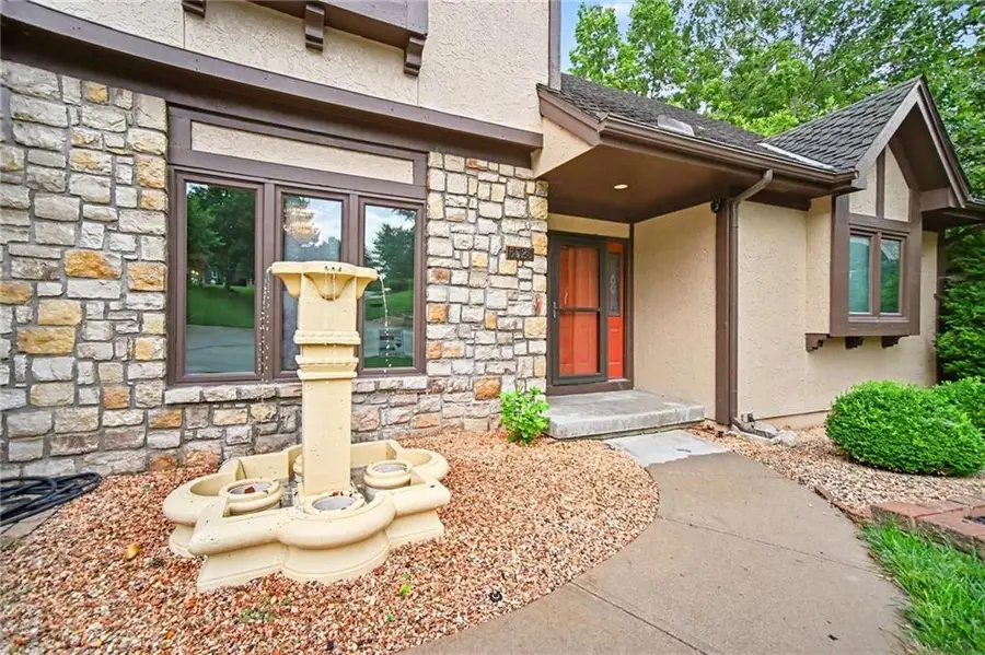 5525 N Oakdale Place, Parkville, MO 64152 - #3