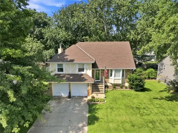 14224 S Cottonwood Drive, Olathe, KS 66062