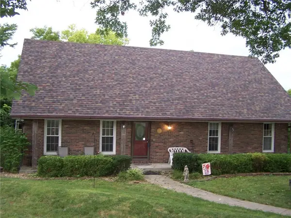 6820 S Hillside School Road, Oak Grove, MO 64075