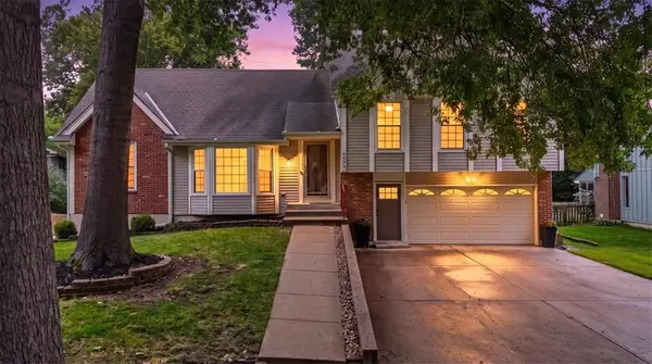 9033 Greenway Lane, Lenexa, KS 66215