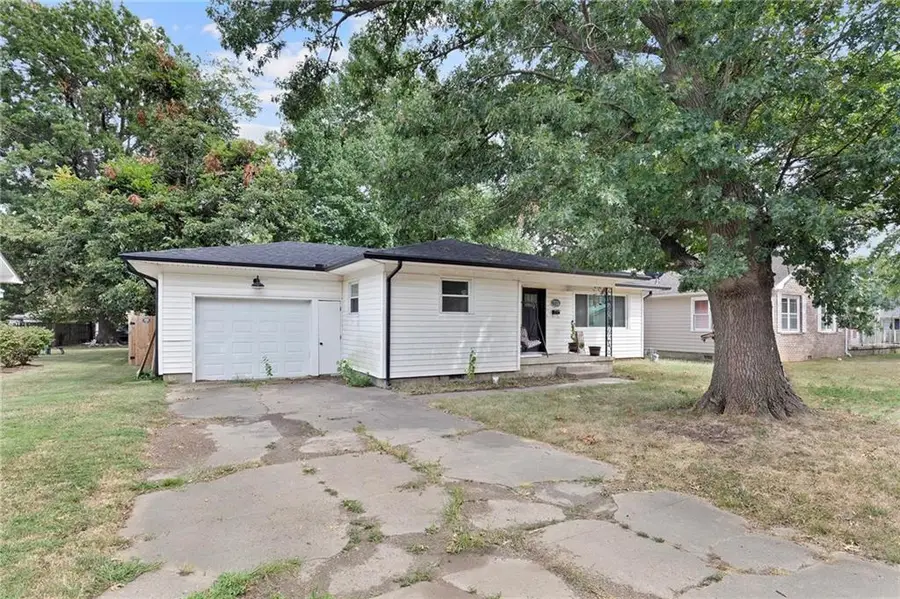 210 Goode Avenue, Columbus, KS 66725 - #2