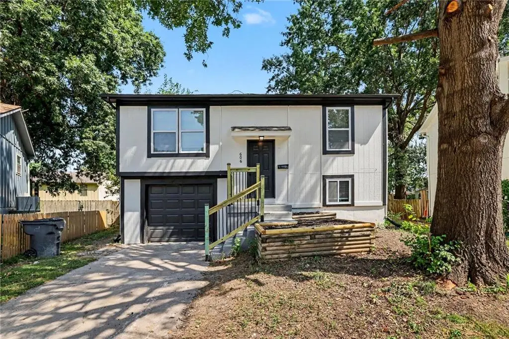 606 E Welston Avenue, Olathe, KS 66061 - #1