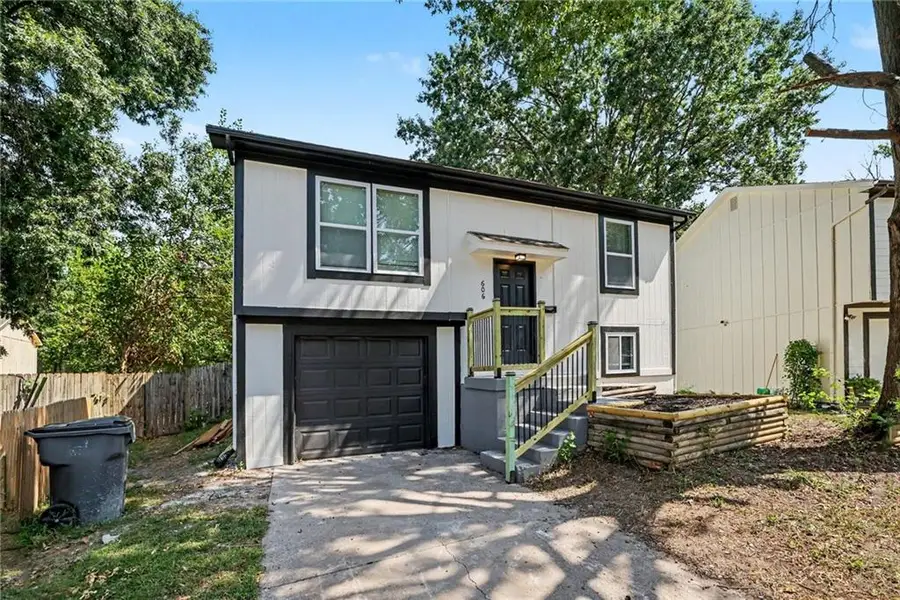 606 E Welston Avenue, Olathe, KS 66061 - #2