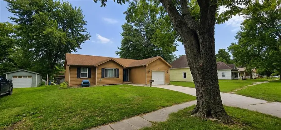 823 S Sycamore Street, Ottawa, KS 66067 - #3
