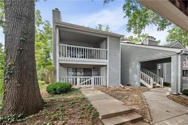 8824 W 106th Terrace, Overland Park, KS 66212