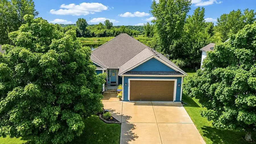121 S 16th Terrace, Louisburg, KS 66053 - #2