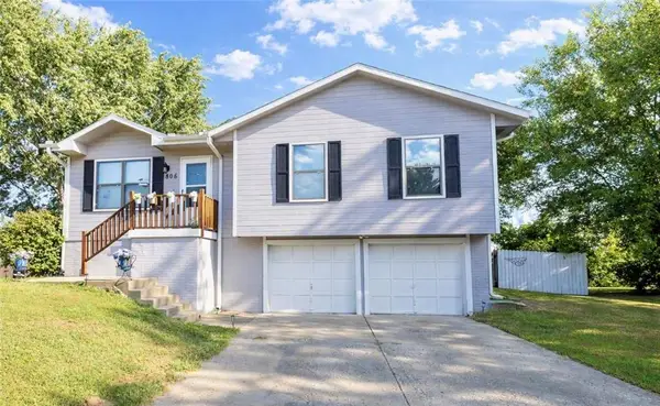 806 Covey Drive, Peculiar, MO 64078