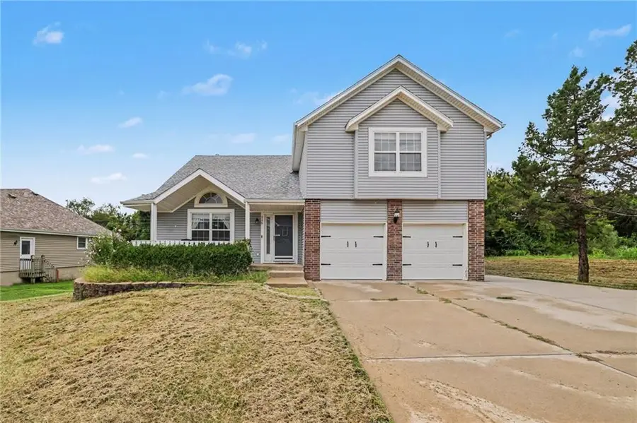 226 N Sunset Lane, Raymore, MO 64083 - #2