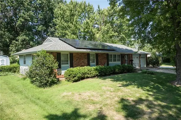110 S Queen Ridge Drive, Independence, MO 64050