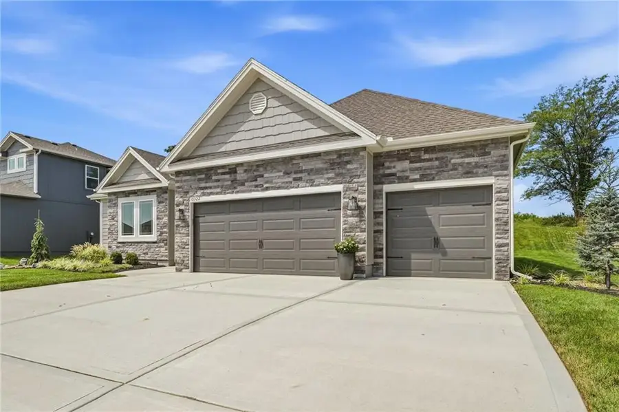 10322 N Winchester Avenue, Kansas City, MO 64156 - #2