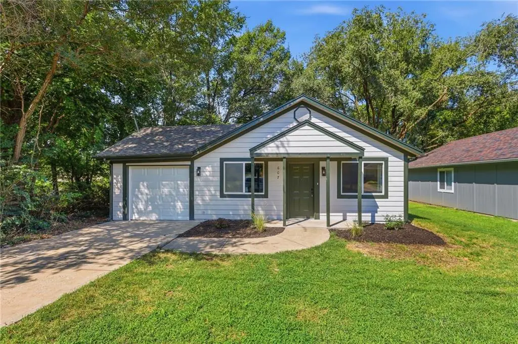 607 N Chestnut Street, Olathe, KS 66061 - #1