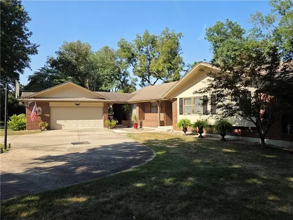 900 Holly Avenue, Harrisonville, MO 64701