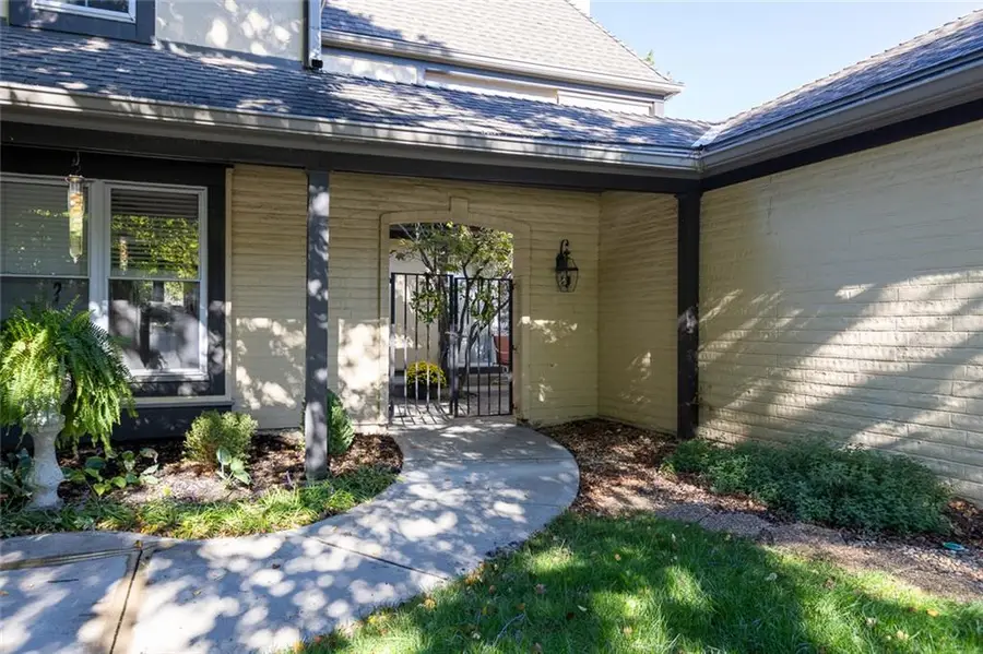 10804 Glenwood Street, Overland Park, KS 66211 - #3
