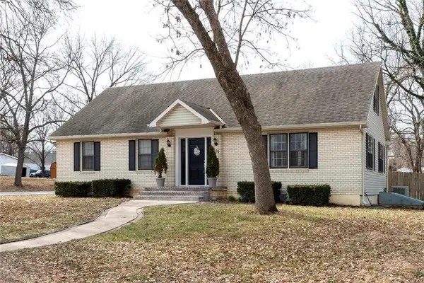 102 N Main Street, Tonganoxie, KS 66086