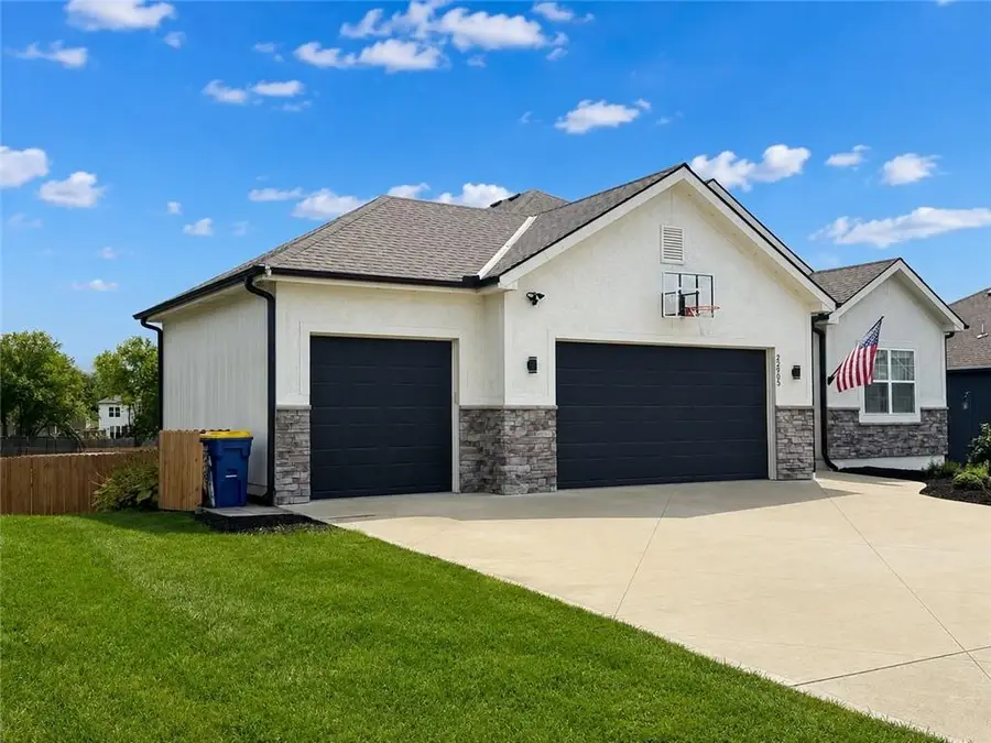 22905 S Creekview Drive, Peculiar, MO 64078 - #3