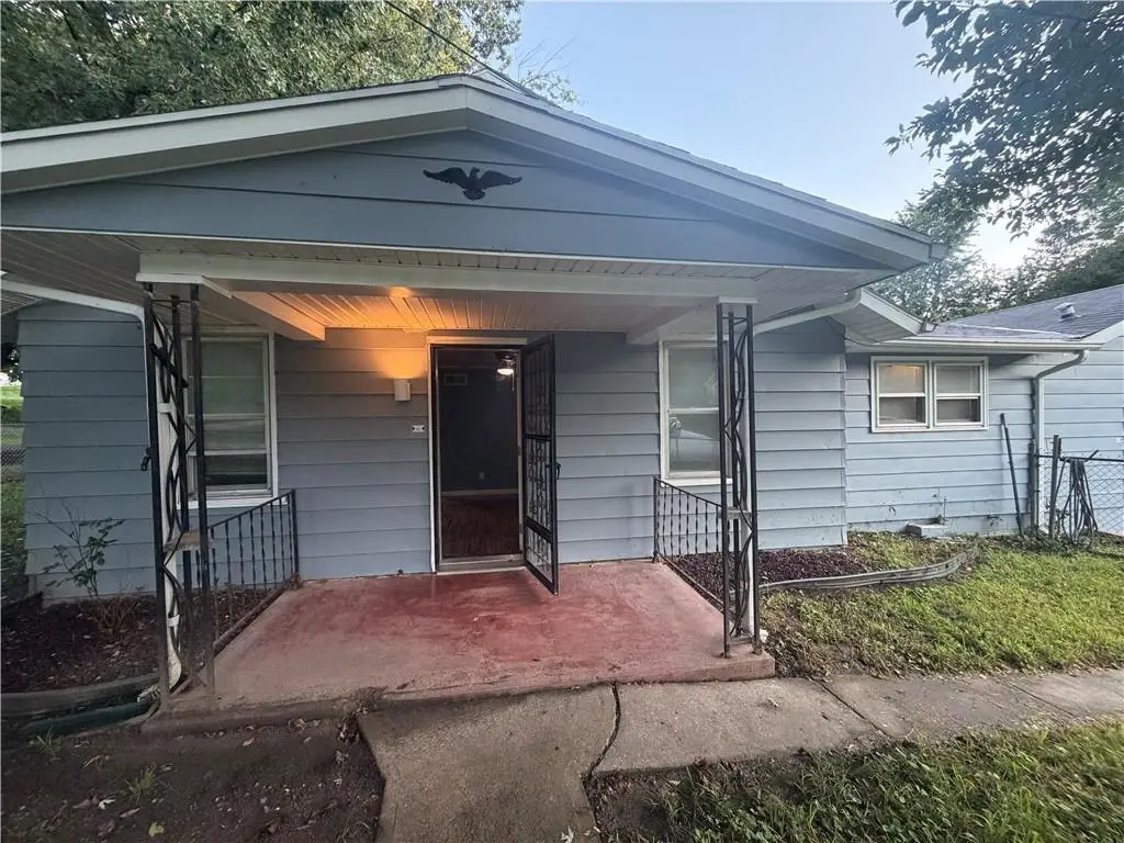 1516 E Highland Avenue, Saint Joseph, MO 64505 - #1