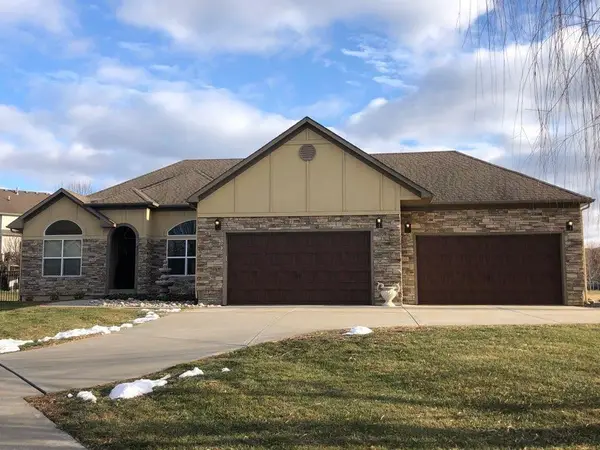 417 SE Hackamore Court, Lee's Summit, MO 64082