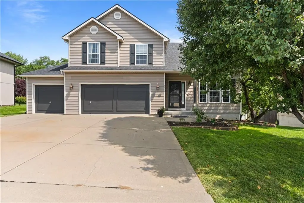 8715 N Robinhood Avenue, Kansas City, MO 64154 - #1