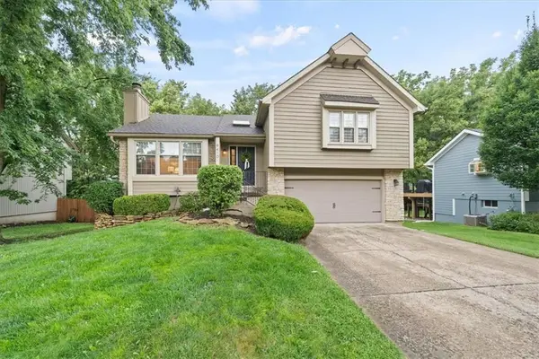 9410 Greenway Lane, Lenexa, KS 66215