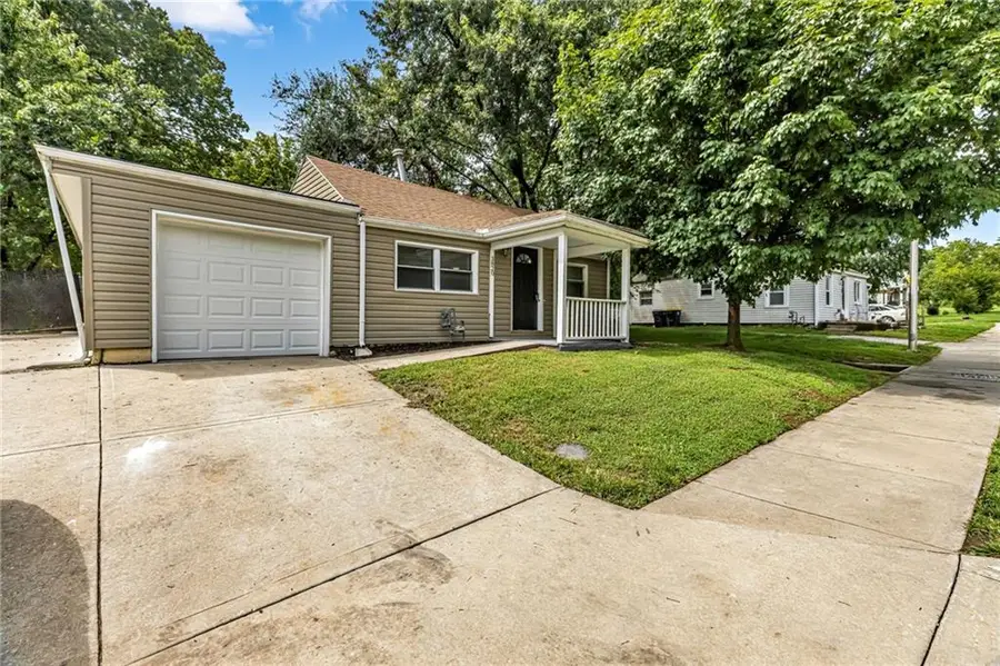 3820 N Brighton Avenue, Kansas City, MO 64117 - #2