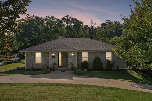919 Shawnee Street, Tonganoxie, KS 66086