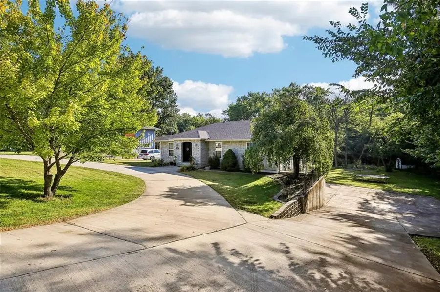 919 Shawnee Street, Tonganoxie, KS 66086 - #2