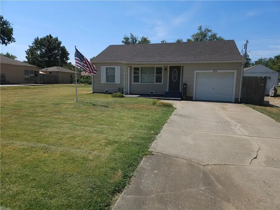 309 S Rutter Avenue, Chanute, KS 66720 - #3