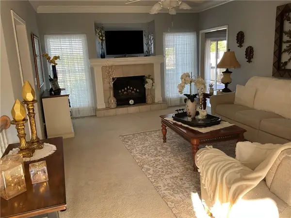8543 N Robinhood Avenue, Kansas City, MO 64154