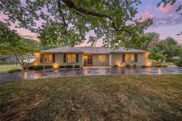 7500 W 99th Terrace, Overland Park, KS 66212