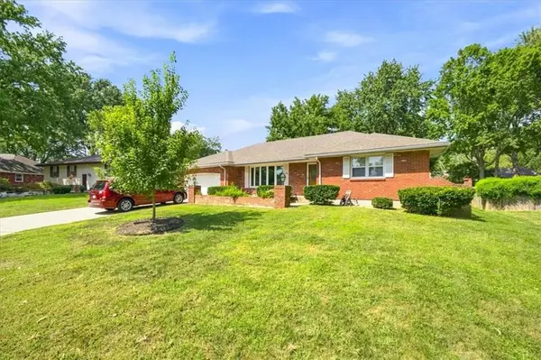 1009 SW Sunrise Drive, Blue Springs, MO 64015