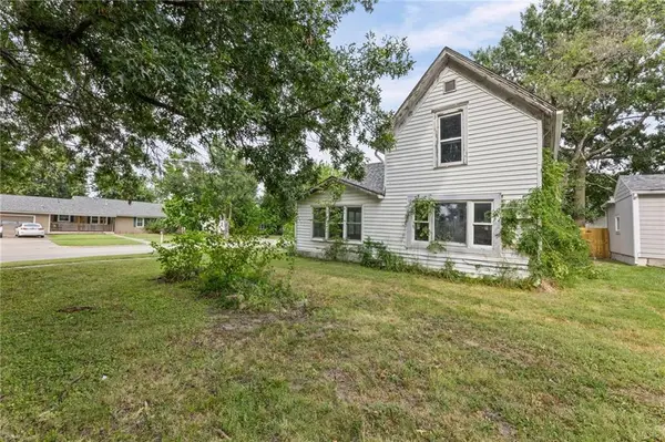 935 N Sycamore Street, Ottawa, KS 66067