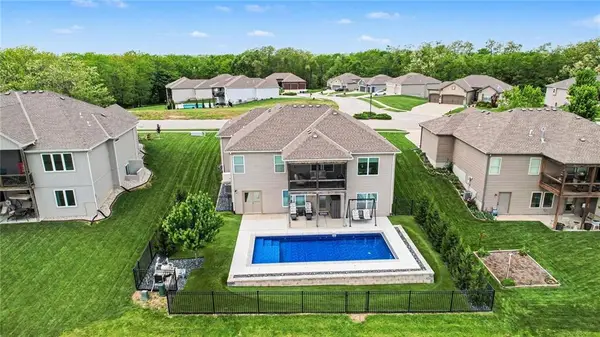 17605 Grey Hawke Ridge, Smithville, MO 64089