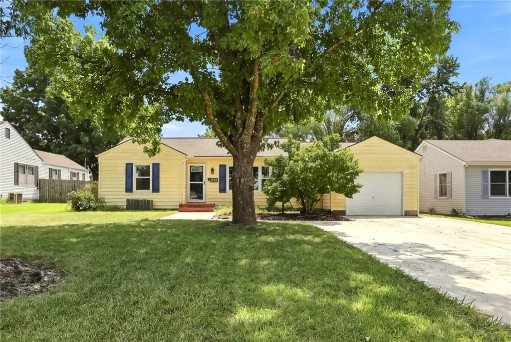 112 W 2nd Street, Tonganoxie, KS 66086 - #1