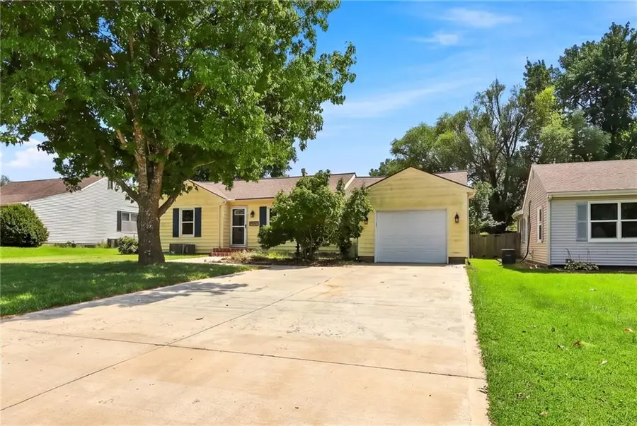 112 W 2nd Street, Tonganoxie, KS 66086 - #2