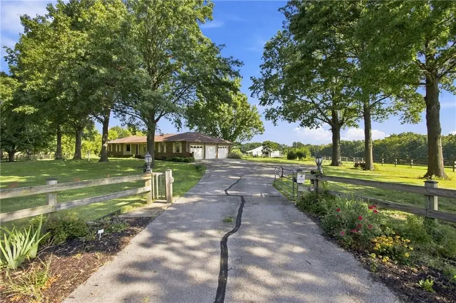 5460 W 175th Street, Stilwell, KS 66085 - #2