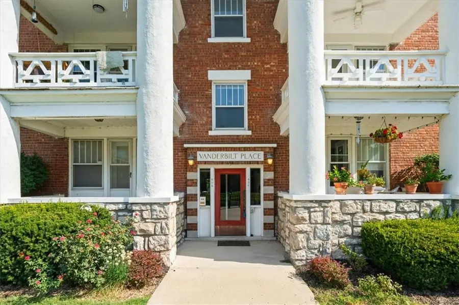 406 E 43rd Street #2E, Kansas City, MO 64110 - #3