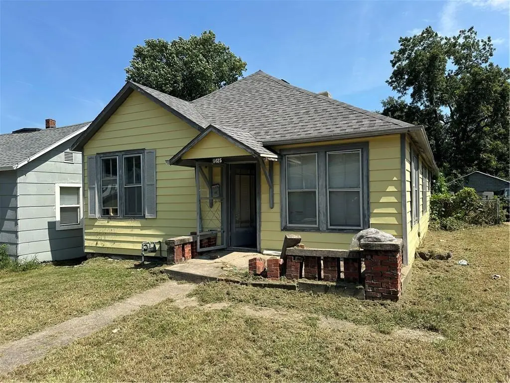 1425 N 11th Street, Saint Joseph, MO 64501 - #1